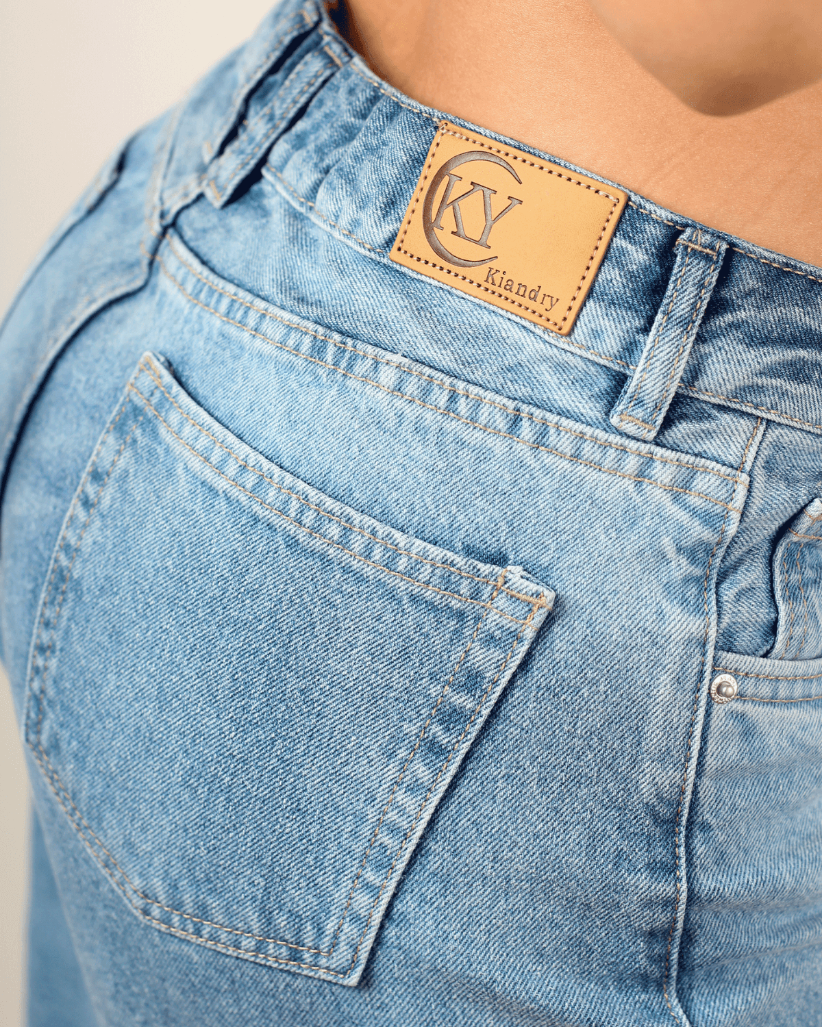 CARGO UPTOWM LATINA  REF - 7399